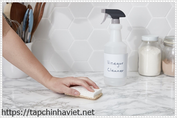 tẩy trắng đường ron gạch bằng giấm trắng