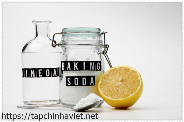 tẩy trắng đường ron gạch bằng giấm ăn v&agrave; baking soda