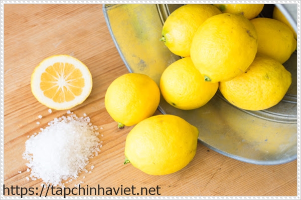 tẩy trắng đường ron gạch bằng chanh v&agrave; muối