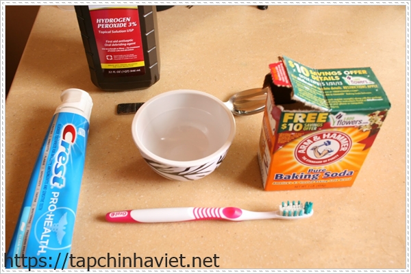 Tẩy trắng đường ron gạch bằng kem đ&aacute;nh răng v&agrave; baking soda