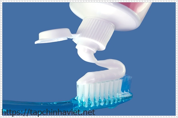 tẩy trắng đường ron gạch bằng kem đ&aacute;nh răng