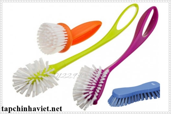 Dụng cụ để tẩy rửa với nước tẩy bồn nước