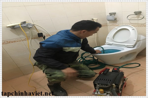 Đang s&uacute;c rửa k&eacute;t nước bồn cầu