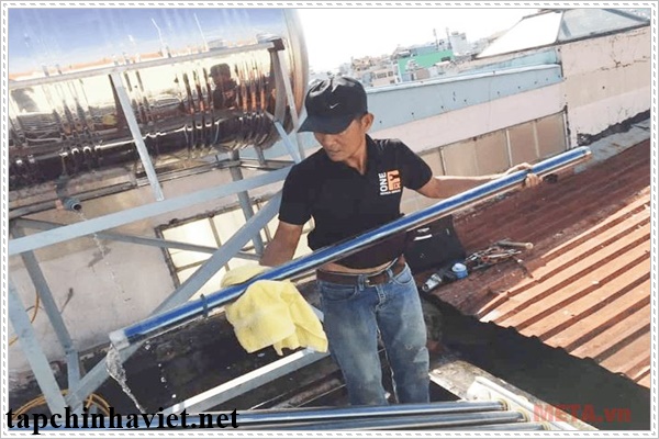 Nh&acirc;n vi&ecirc;n đang l&agrave;m sạch bể năng lượng mặt trời